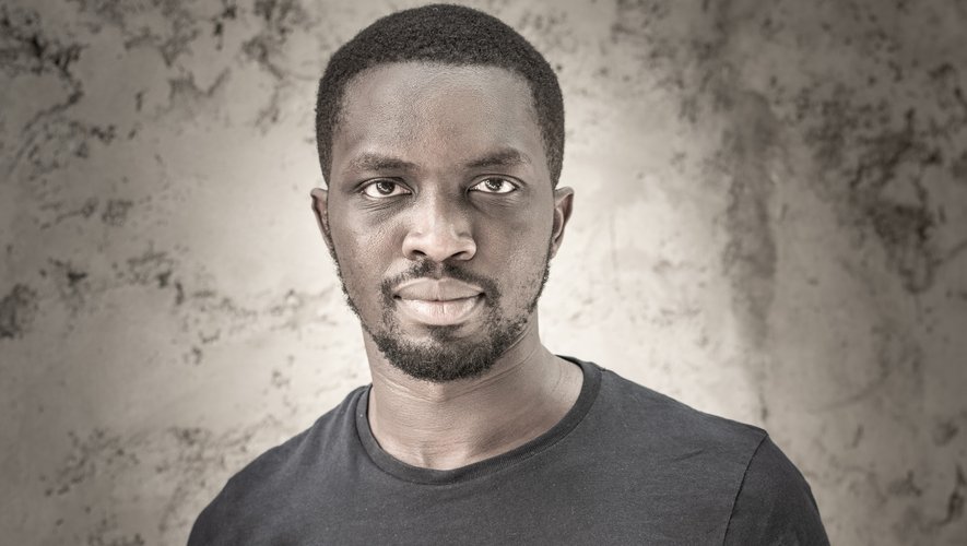 L'auteur sénégalais Mohamed Mbougar Sarr, photographié à la RAW Material Company à Dakar lors des Ateliers de la Pensée 2019.